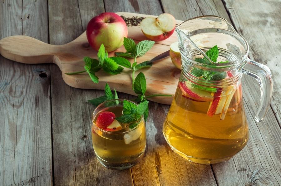Green tea with apples and mint.