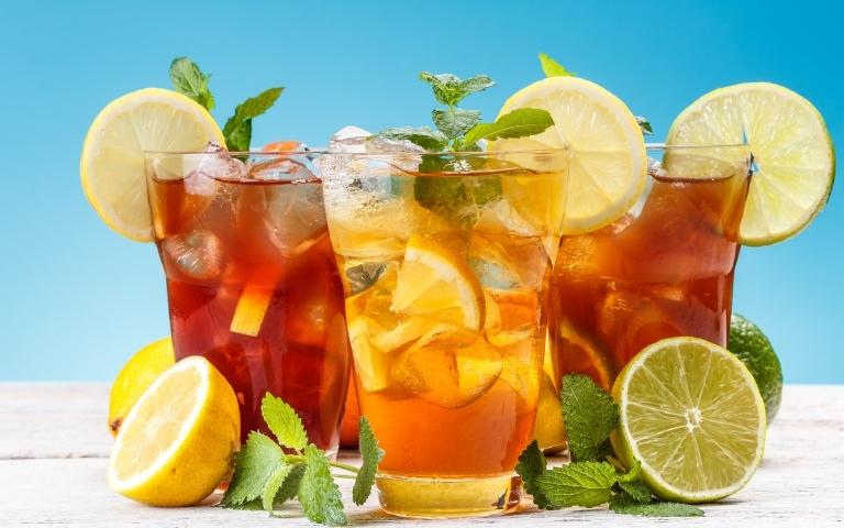 Cold brew iced tea with fruits.