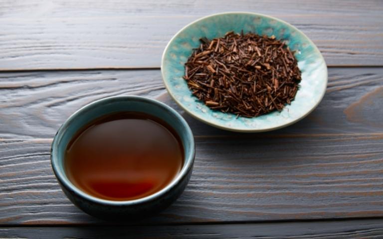Loose-leaf hojicha tea and it's brown-colored infusion.